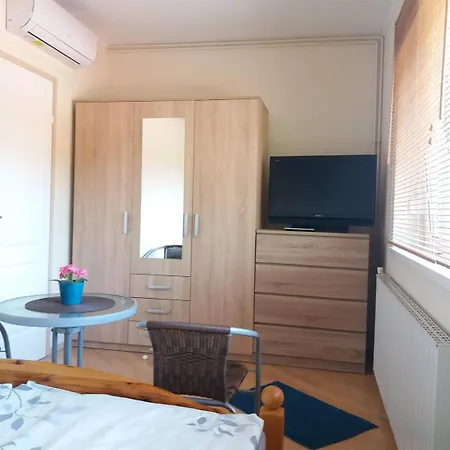 Lola Vendeghaz 公寓 *