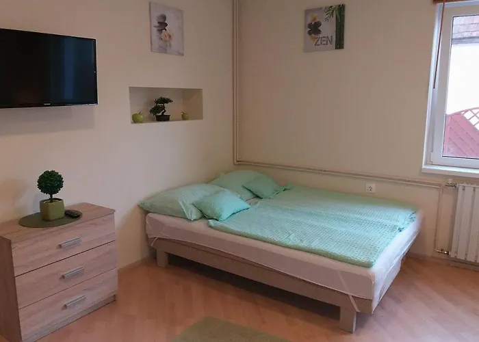 Lola Vendeghaz שיופוק