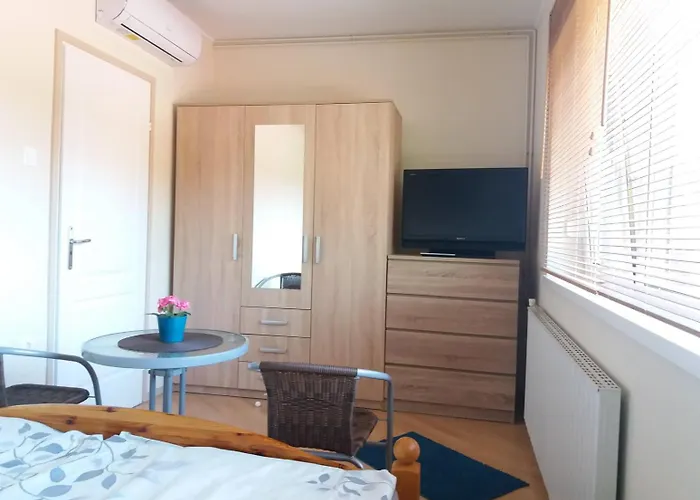 Lola Vendeghaz דירה *