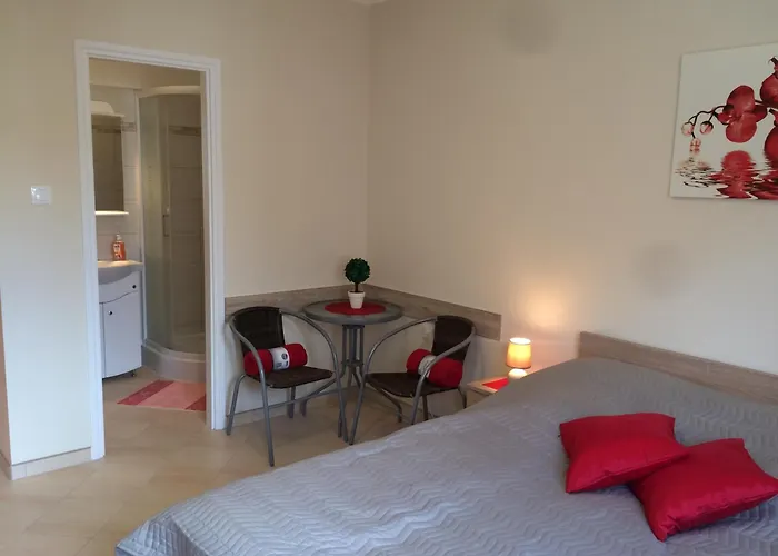 Lola Vendeghaz דירה *