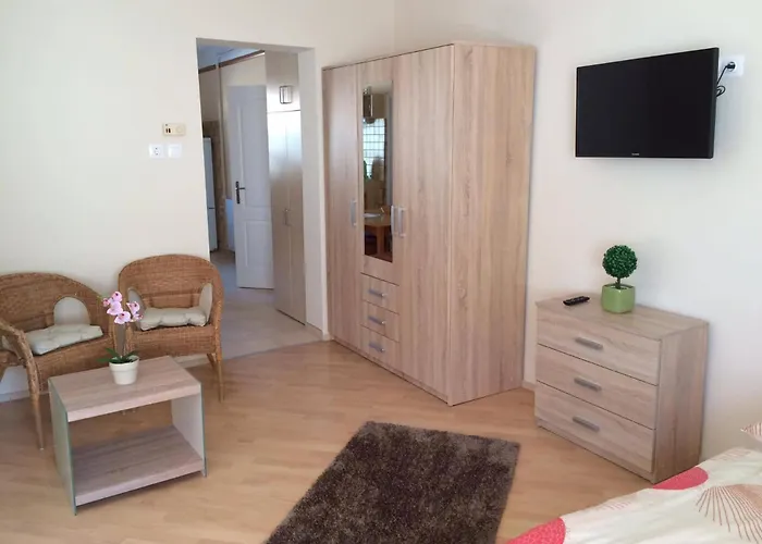 Lola Vendeghaz דירה *