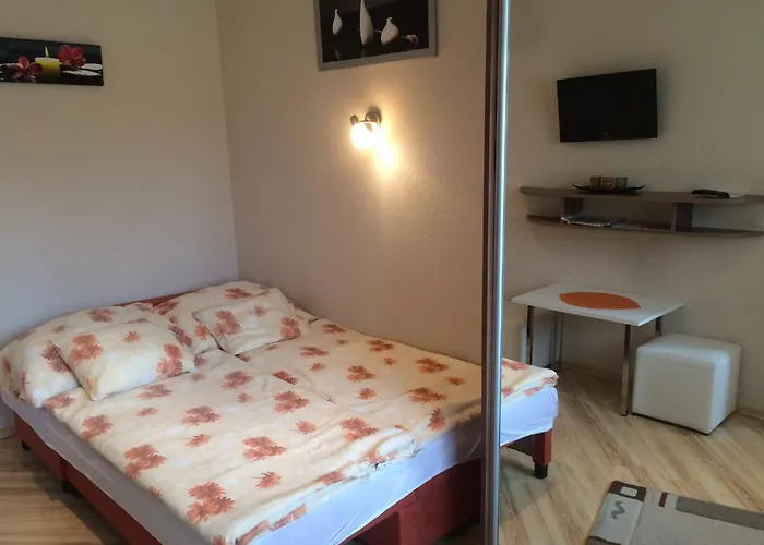 Lola Vendeghaz Apartment *