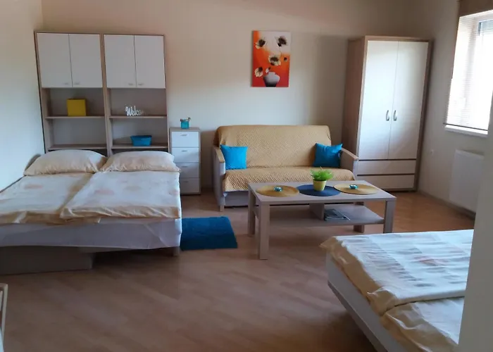 Lola Vendeghaz * שיופוק