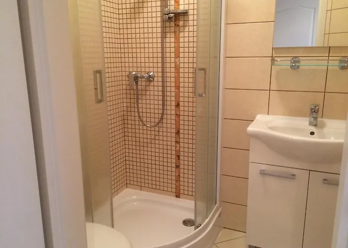 Lola Vendeghaz שיופוק